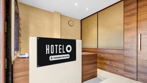 Ein Empfangsschalter mit einem Schild, auf dem 'HOTEL' und 'Company Serviced' steht.