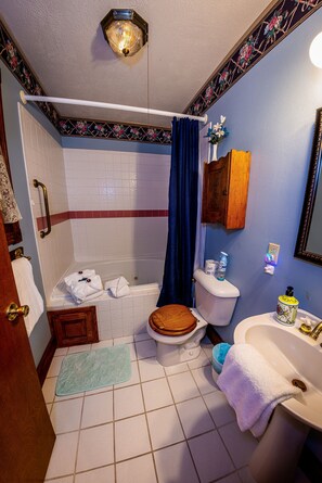 Bañera de hidromasaje, secador de pelo, toallas y jabón