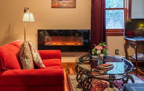 Living area - Cliff Cottage Inn - Henry David Thoreau Queen Jacuzzi Suite (Eureka Springs)