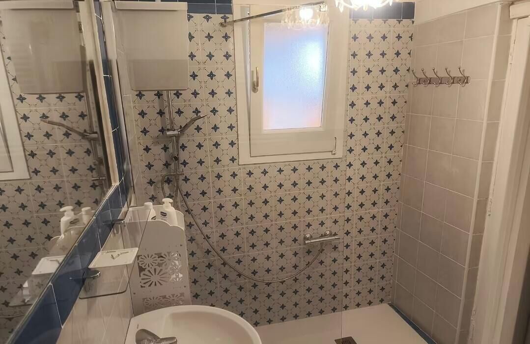 Douche, sèche-cheveux, bidet, serviettes fournies