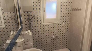 Douche, sĂšche-cheveux, bidet, serviettes fournies