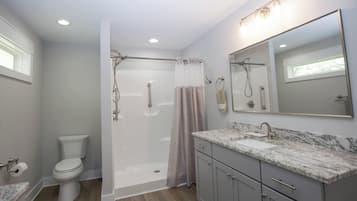 Douche, sèche-cheveux, serviettes fournies, savon