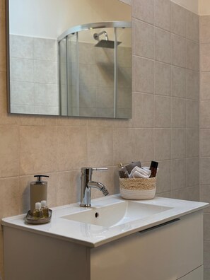 Dusche, Haartrockner, Bidet, Handtücher