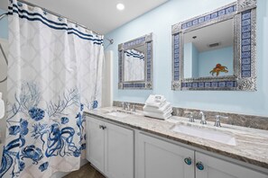Towels - Beachfront condo, steps to the beach with pool & gulf views! (Gulf Shores)