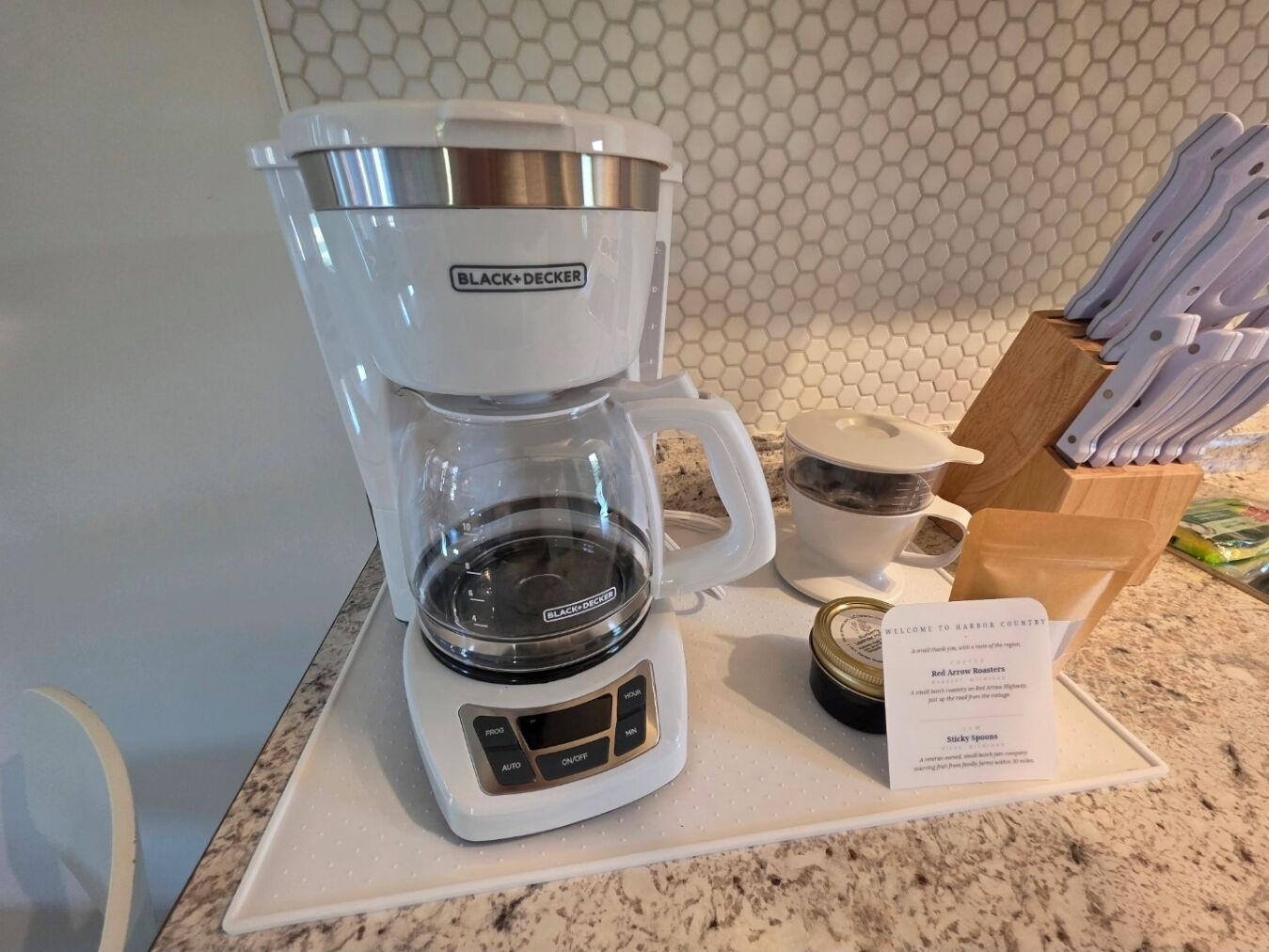 En BLACK+DECKER kaffemaskine på en køkkenbordplade med en bikube-lignende bagvæg.