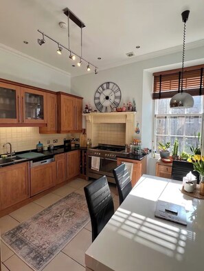 Private kitchen - Spacious 2 bedroom, two bathroom apartment in the heart of Edinburgh (Edinburgh)