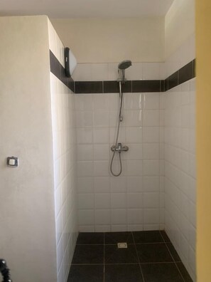 Shower, hair dryer, towels, soap - Furnished apartment in a luxury residence in the heart of Saly (Saly)