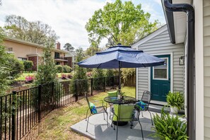 Outdoor dining - Cozy 2BR house, one king and one queen bedroom - fully equipped kitchen, laundry room - fenced backyard opening to pristine courtyard. (Augusta)