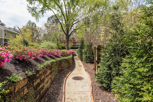 Cozy 2BR house, one king and one queen bedroom - fully equipped kitchen, laundry room - fenced backyard opening to pristine courtyard.