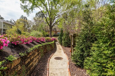 Cozy 2BR house, one king and one queen bedroom - fully equipped kitchen, laundry room - fenced backyard opening to pristine courtyard.
