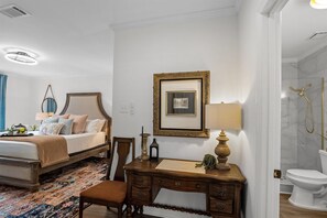 Desk, iron/ironing board, free WiFi, bed sheets - Cozy 2BR house, one king and one queen bedroom - fully equipped kitchen, laundry room - fenced backyard opening to pristine courtyard. (Augusta)