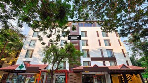 Un hôtel à plusieurs étages, avec une enseigne indiquant « TOWNHOUSE OAK ».