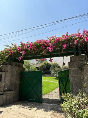 House - w Charming 4BR Getaway w Pool BBQ Clay Oven (Chaclacayo)