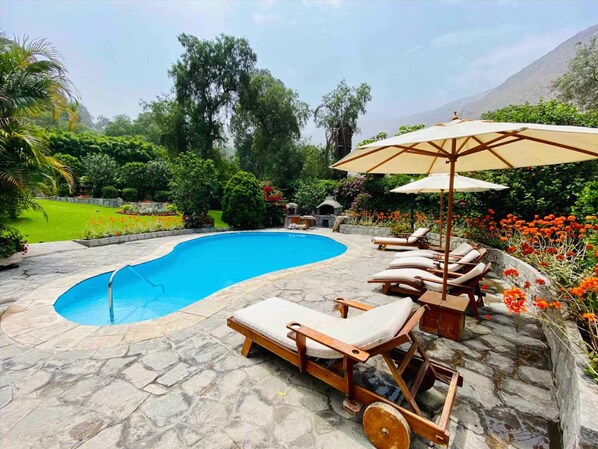 House - w Charming 4BR Getaway w Pool BBQ Clay Oven (Chaclacayo)