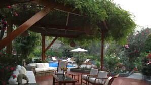 An outdoor patio with a pool, lounge chairs, and a pergola. - w Charming 4BR Getaway w Pool BBQ Clay Oven (Chaclacayo)