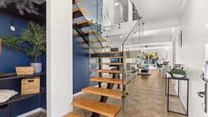 Ein modernes Interieur mit einer Wendeltreppe, einem Essbereich und Blick ins Freie.