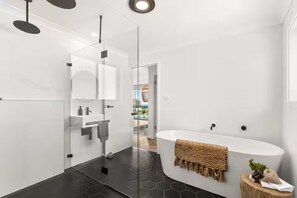 Shower, hair dryer, towels - Harrington Escape, 63 Beach street (Harrington)