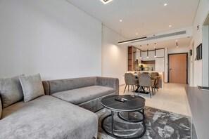 House - Free Housekeeping Visits During Your Stay - Stayshort - Fresh 2 Bedroom Apartment in JVC That Sleeps 5 (Dubai)