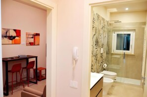 Căn hộ, 1 phòng ngủ, hiên | Phòng tắm