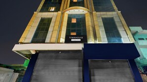 Un edificio con un letrero que dice 'TOWNHOUSE & Company-Serviced'.