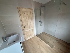 Shower, towels, toilet paper - Active / cultural / nature vacation in vacation home with sauna (Muldestausee)
