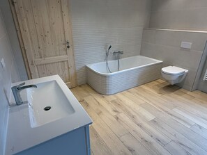 Shower, towels, toilet paper - Active / cultural / nature vacation in vacation home with sauna (Muldestausee)