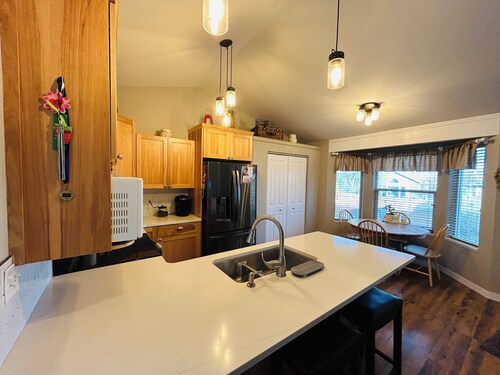 Stargazer Paradise- Located in Livingston with a yard!