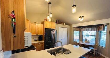 Stargazer Paradise- Located in Livingston with a yard!