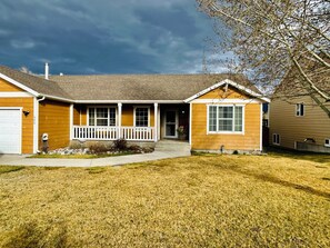 Exterior - Stargazer Paradise- Located in Livingston with a yard! (Livingston)