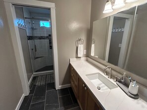 Shower, hair dryer, towels - Stargazer Paradise- Located in Livingston with a yard! (Livingston)