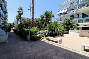 Property grounds - Family Oasis in Fenals: Large Terrace 90m², Swimming Pool and Private Parking (Lloret de Mar)