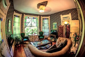 Smart TV, books - Cliff Cottage Inn - Sarah Bernhardt King Jacuzzi Suite (Eureka Springs)