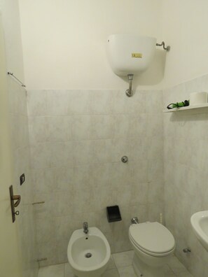 Douche, sèche-cheveux, bidet, serviettes fournies