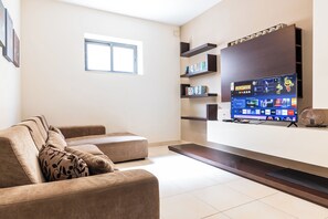 TV - budget apartment, affordable stay, cozy apartment, family friendly, group accommodation, patio apartment, outdoor space, free wifi, smart TV, kitchen, central location, value stay, comfortable stay (Il-Mellieħa)