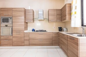 Fridge, microwave, oven, dishwasher - budget apartment, affordable stay, cozy apartment, family friendly, group accommodation, patio apartment, outdoor space, free wifi, smart TV, kitchen, central location, value stay, comfortable stay (Il-Mellieħa)