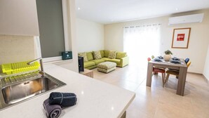 Un appartamento moderno con cucina, sala da pranzo e soggiorno.