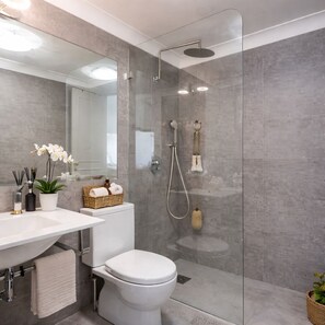 Dusche, Handtücher, Seife, Toilettenpapier
