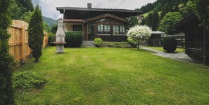 Deluxe Chalet, Mountain View | Property grounds - Landhaus Molly by we rent (Viehhofen)