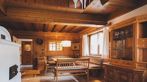 Un intérieur en bois comprenant un banc, une table à manger et un buffet.