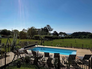 Outdoor pool, a heated pool - Gite 16 pers Vue mer piscine et jacuzzi, Le Pouldu (Clohars-Carnoët)