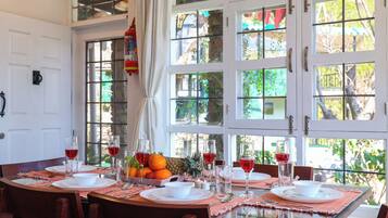 Vila Deluks, balkon, pemandangan halaman | Tempat makan