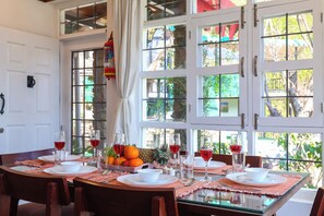 Villa Deluxe - balkong - utsikt mot innergården | Restauranger