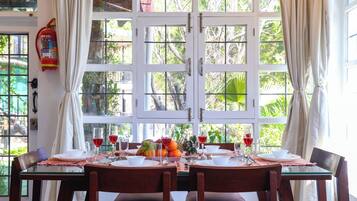 Villa Deluxe, balcón, vistas al patio | Restauración