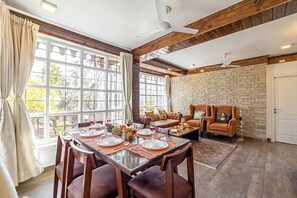 Deluxe-Villa, Balkon, Blick auf den Innenhof | Speisen