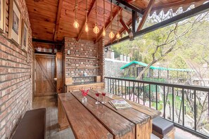 Deluxe-Villa, Balkon, Blick auf den Innenhof | Speisen im Freien