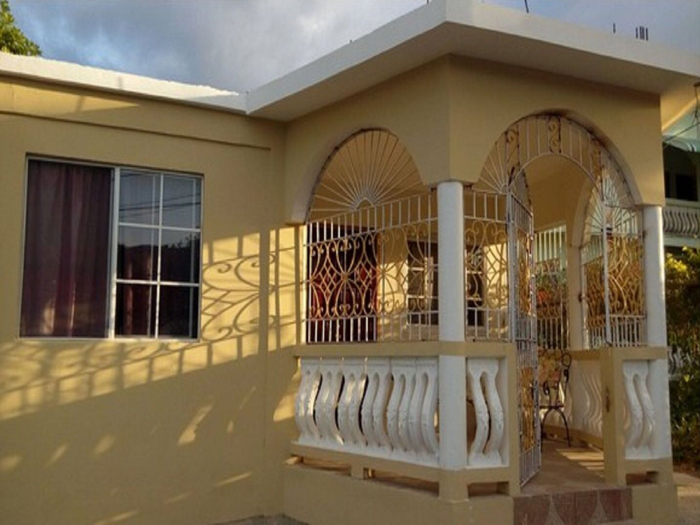 Pintu masuk properti