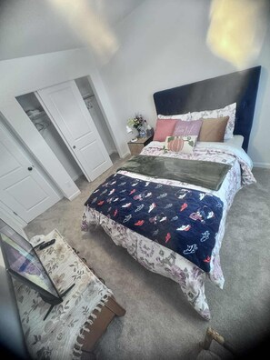 Room - Lovely 1-bedroom house with AC in enchanting Aurora (Aurora)