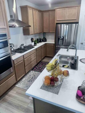 Private kitchen - Lovely 1-bedroom house with AC in enchanting Aurora (Aurora)