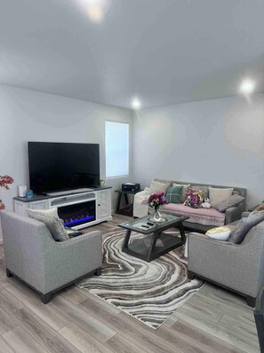 Living area - Lovely 1-bedroom house with AC in enchanting Aurora (Aurora)