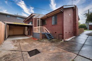 Exterior - 3BR2BA house in Glen Waverley Parking WIFI (Glen waverley)